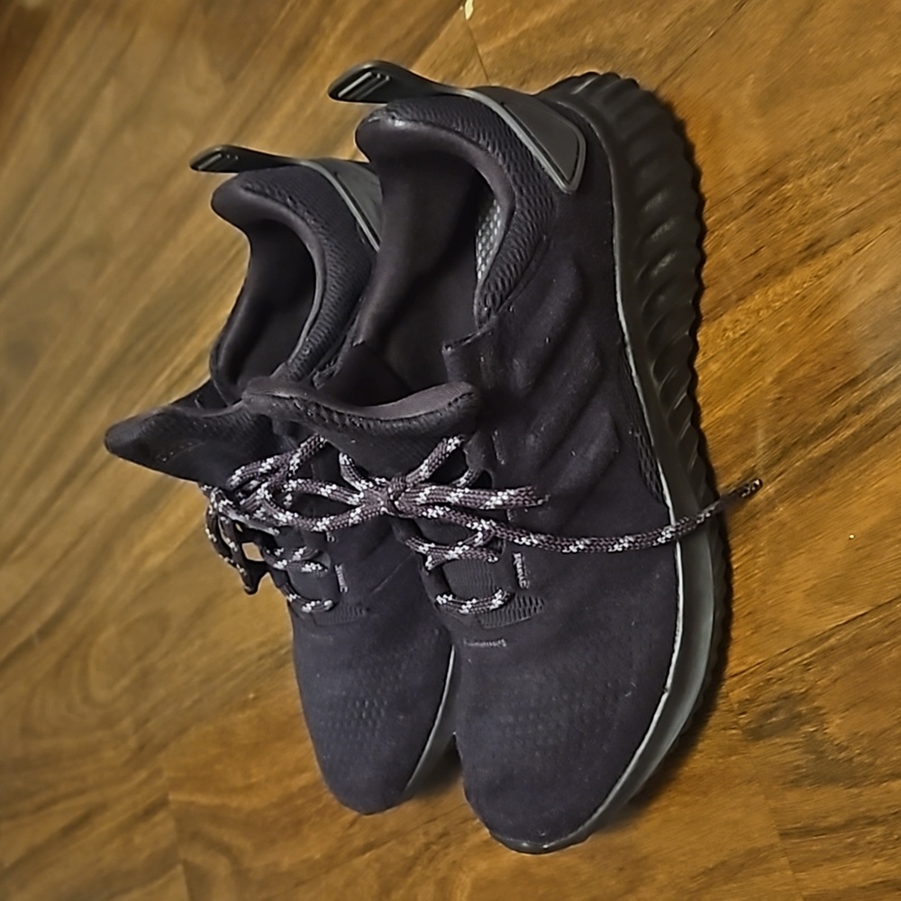New Adidas Alphabounce shoes size 6